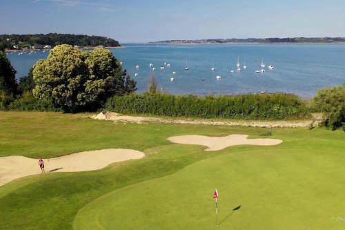 Photo de la galerie de l'établissement Villa neuve pour 6 personnes avec Spa Carantec, à Carantec