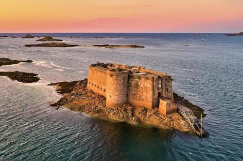 Photo de la galerie de l'établissement Villa neuve pour 6 personnes avec Spa Carantec, à Carantec