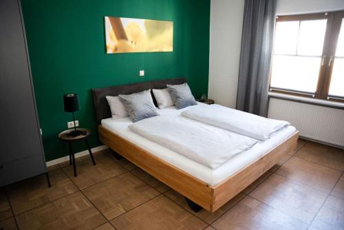 Postel nebo postele na pokoji v ubytování Claes Weinquartier - Appartements & Wein by Niko Schmitt