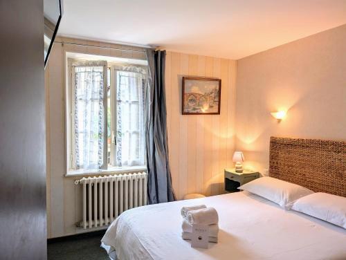 Postel nebo postele na pokoji v ubytování Hôtel Restaurant Aux Armes D'Estaing - KB HOTEL GROUP