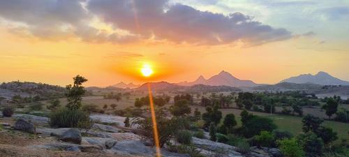a sunset over the mountains in the desert at Jawai Leopard Villa in Bijāpur
