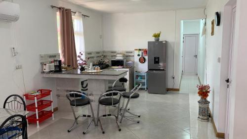 Una cocina o cocineta en Palm Creek Villa