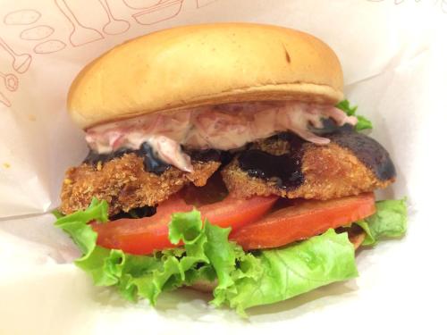 a chicken sandwich with lettuce and tomatoes on a bun at 沐馨溫泉民宿 in Jiaoxi