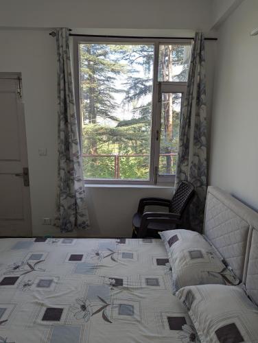 un dormitorio con una cama y una ventana en White House Shimla, en Shimla