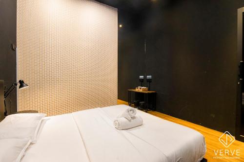a room with a bed with a towel on it at Ipoh The Label by Verve in Kampong Simee