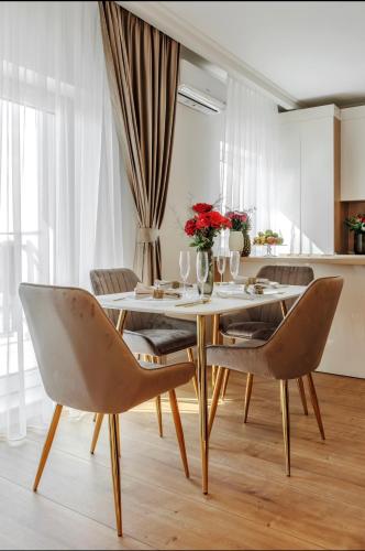 a dining room with a table and chairs at Smarald Luxury Apartment in Satu Mare
