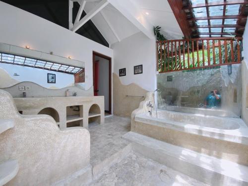 Ένα μπάνιο στο Bohemia 3 bedroom Villa