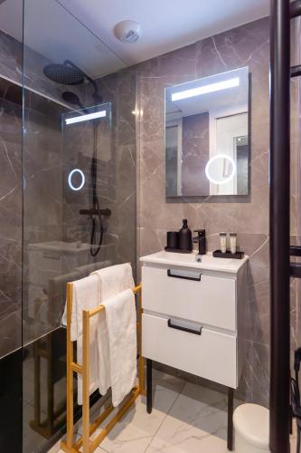une salle de bain avec un lavabo et une douche dans l'établissement Charmant appartement rénové au cœur de Nice, à Nice