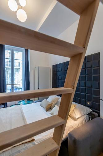 une chambre avec deux lits superposés et une fenêtre dans l'établissement Charmant appartement rénové au cœur de Nice, à Nice