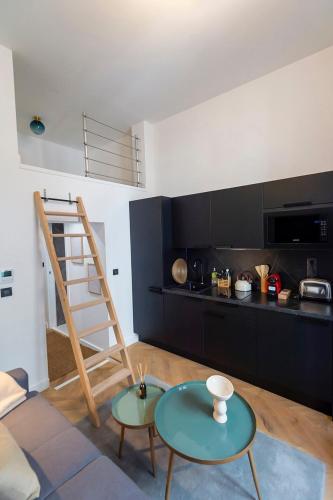 un salon avec un canapé et une table dans l'établissement Charmant appartement rénové au cœur de Nice, à Nice