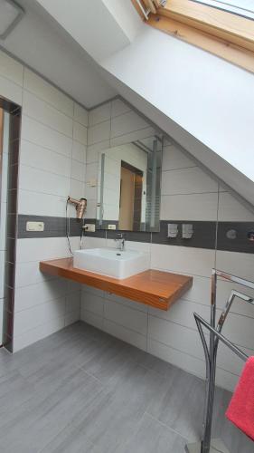 a bathroom with a sink and a mirror at Hotel/Restaurant Balkan in Sömmerda