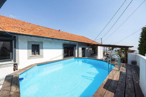 - une grande piscine sur le balcon d'une maison dans l'établissement Bella Villa Piscine & jacuzzi, à Marseille