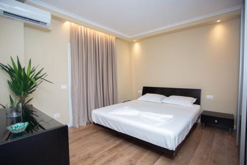 เตียงในห้องที่ David Center Apartment
