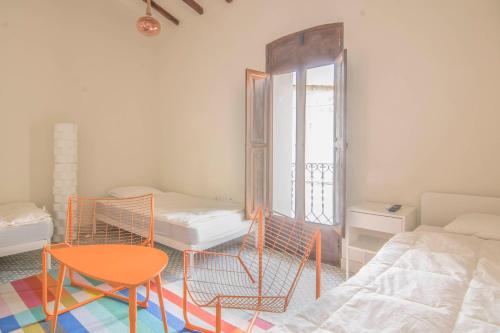 una stanza con un letto, un tavolo e delle sedie di CBS- Calpe biking and summer a Calpe