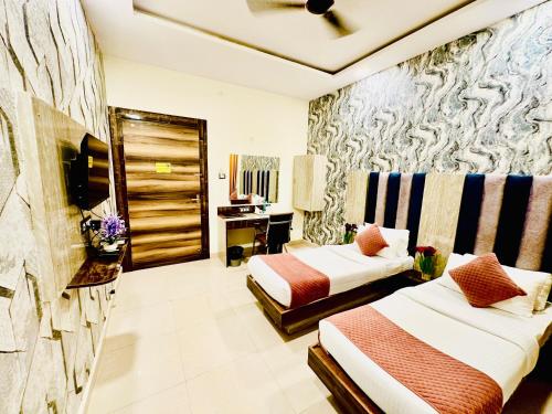 Postel nebo postele na pokoji v ubytování Hotel Sky International- Airport Zone Hyderabad