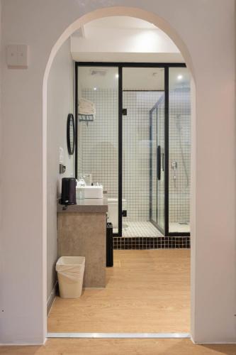 an archway leading to a bathroom with a shower at Rest Chinatown Hotel in Singapore