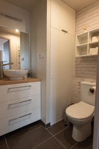 une salle de bain avec des toilettes blanches et un lavabo dans l'établissement La Parenthèse - Studio près de la Petite France, à Strasbourg