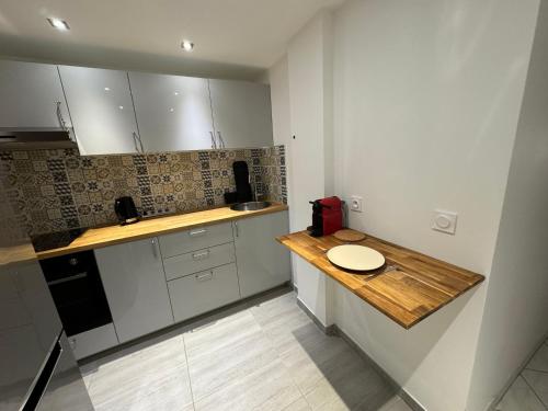 - une petite cuisine avec un comptoir en bois dans l'établissement Studio Grigny, à Grigny