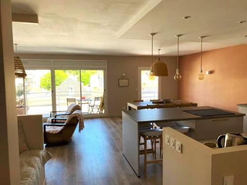 une cuisine et un salon avec une table et un canapé dans l'établissement T4 Villa d'Arguin, à Arcachon