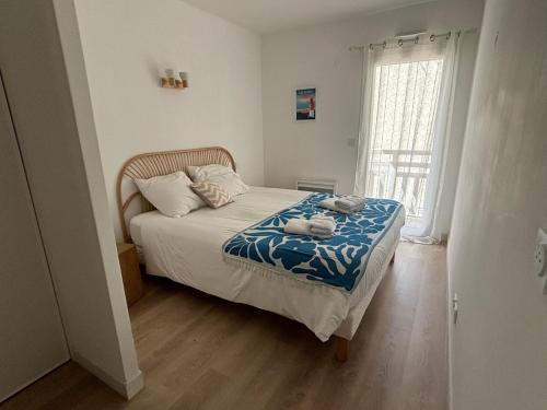 une chambre avec un lit avec deux serviettes dessus dans l'établissement T4 Villa d'Arguin, à Arcachon