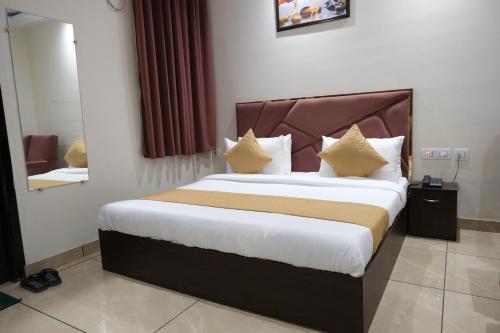 a bedroom with a large bed in a room at Hotel De Hocks Deluxe - New Delhi Railway Station in New Delhi