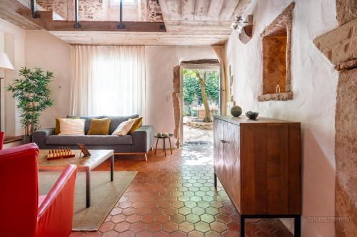 un salon avec un canapé et une table dans l'établissement La Passerelle, à Valréas