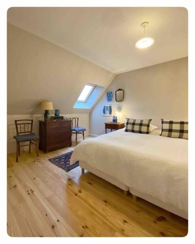 une chambre avec un grand lit blanc et un bureau dans l'établissement Maison 15 pers dans le Perche avec Piscine, à Saint-Aubin-des-Grois