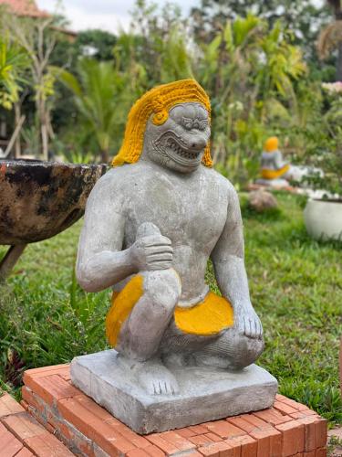 a statue of a man sitting on a brick at Beng Mealea Lodge in Phumĭ Trach Pôk (2)