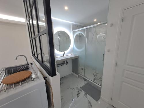 Ένα μπάνιο στο Studio spacieux Métro 14 Paris