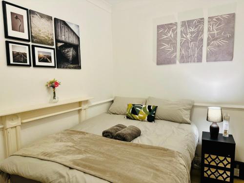 Postel nebo postele na pokoji v ubytování 3 Bed House in Reading