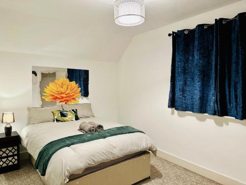 Postel nebo postele na pokoji v ubytování 3 Bed House in Reading