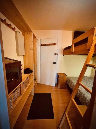 Cette petite chambre comprend des lits superposés et un escalier. dans l'établissement Joli appartement avec vue Arc 2000, à Arc 2000