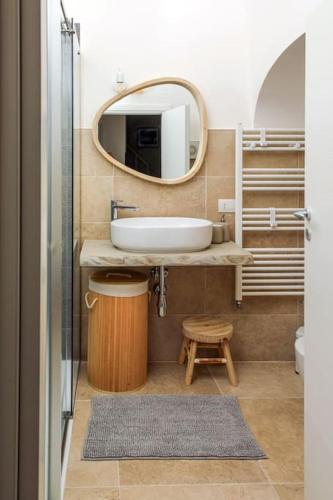 a bathroom with a sink and a mirror at I ricami di Annina in Castellana Grotte