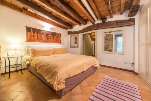 um quarto com uma cama grande num quarto em Porta Dipinta House Bergamo Alta em Bérgamo