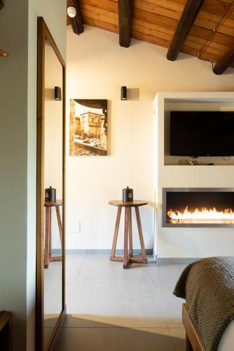 a living room with a fireplace and a tv at Tenute Baglio Passofondo in Alcamo