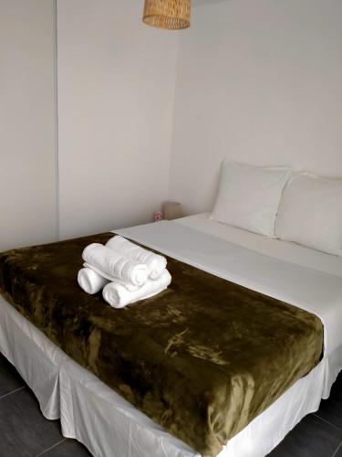 - un lit avec des serviettes dans l'établissement Com'cz soi, à Bourges