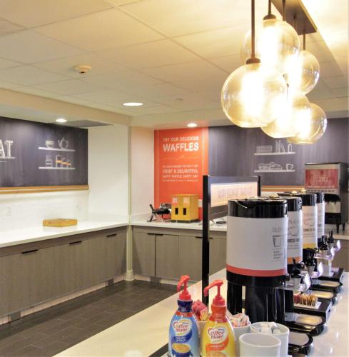 um restaurante com um balcão com bebidas em uma mesa em Hampton Inn & Suites Seal Beach em Seal Beach