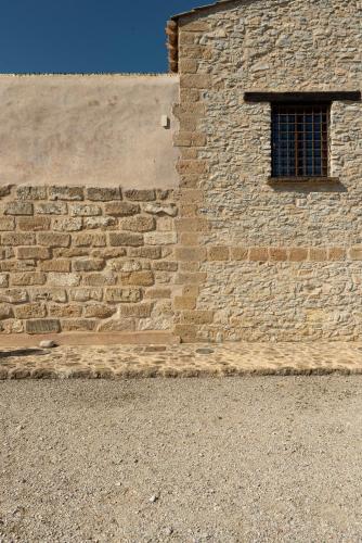 a brick wall with a window on the side of a building at Tenute Baglio Passofondo in Alcamo