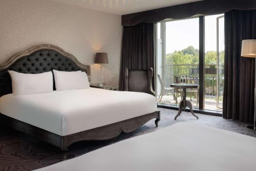 Letto o letti in una camera di Hilton London Syon Park