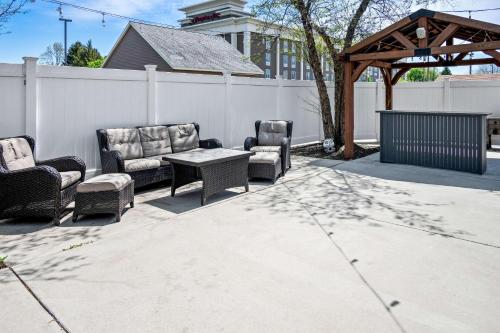 a patio with chairs and a table and a fence at White Pine Inn & Suites in Holland