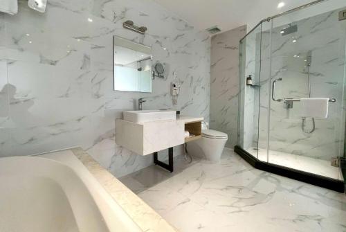 Phòng tắm tại Adora Mira Riverside - Upgrading for your comfort