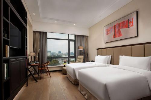 Postel nebo postele na pokoji v ubytování Doubletree By Hilton Shanghai Hongqiao