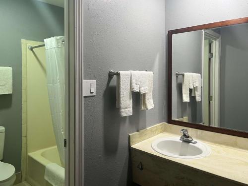 une salle de bain avec un lavabo et un miroir dans l'établissement Motel 6 Borger, TX Boom Town, à Borger