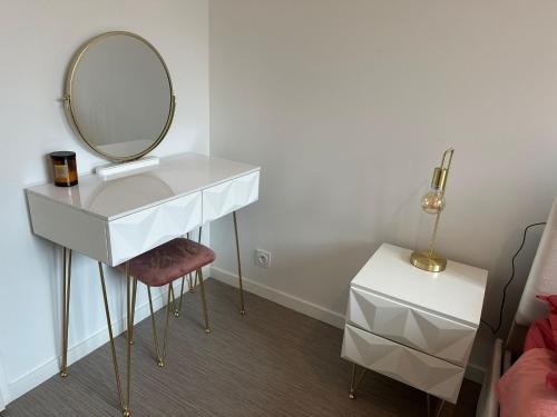 une salle de bain avec un lavabo blanc et un miroir dans l'établissement Home in Paris, à Bezons