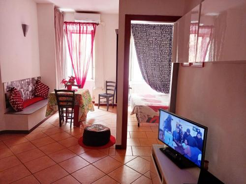 Μια τηλεόραση ή/και κέντρο ψυχαγωγίας στο Rosso rubino