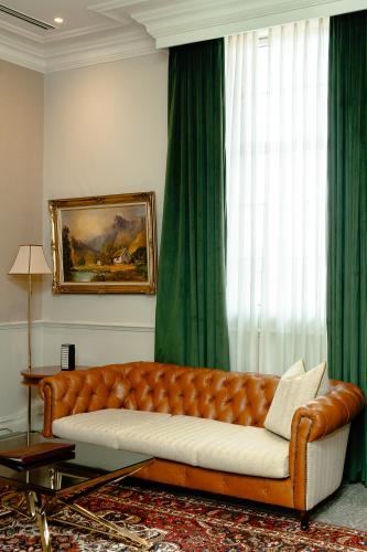 Posezení v ubytování The Monarch Hotel