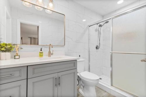 Ένα μπάνιο στο Modern renovated beach oasis home with private pool