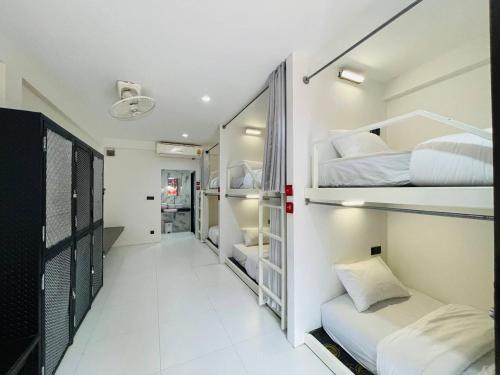 Postel nebo postele na pokoji v ubytování Samui Beach Hostel
