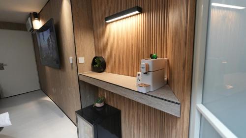 une pièce avec un comptoir avec un réfrigérateur sur un mur dans l'établissement A luxurious private space with a private entrance, à Or ‘Aqīvāh