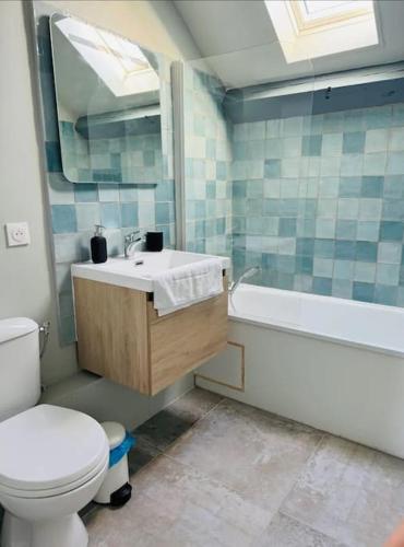 une salle de bain avec toilettes, lavabo et baignoire dans l'établissement Charmant duplex centre historique Abbaye aux hommes, à Caen